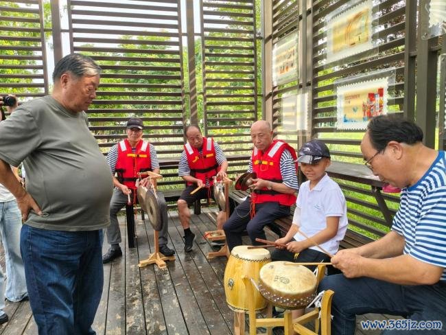 9岁抗癌男孩在蒋村龙舟“乘风破浪” 圆梦之旅感动东说念主心