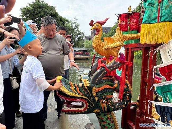 9岁抗癌男孩在蒋村龙舟“乘风破浪” 圆梦之旅感动东说念主心