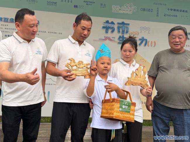 9岁抗癌男孩在蒋村龙舟“乘风破浪” 圆梦之旅感动东说念主心